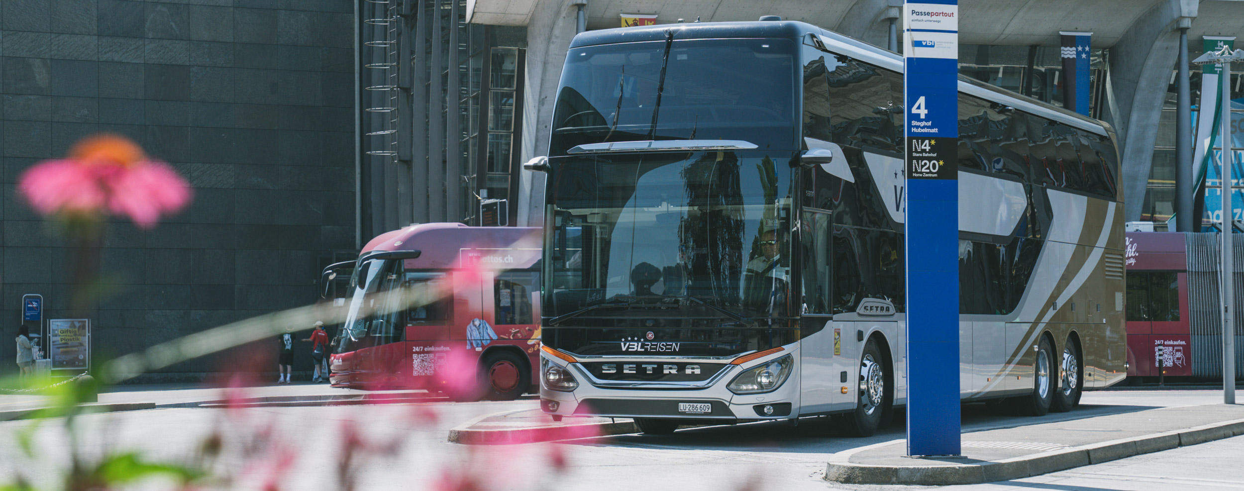 Der TOP-CLASS SETRA S 531 DT am Bahnhof Luzern unterwegs als Tellbus.