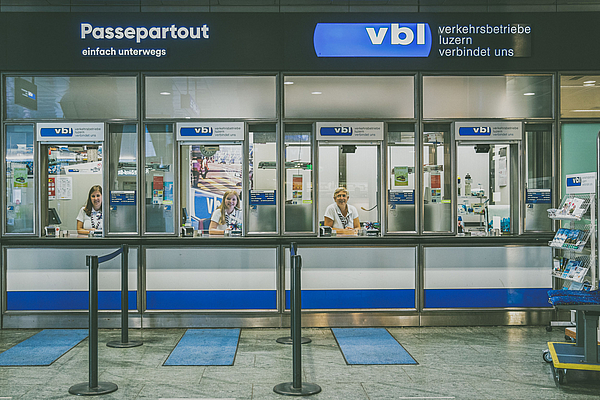 Verkaufsstelle der Verkehrsbetriebe Luzern mit drei Verkaufsschaltern im Untergeschoss des Bahnhofs Luzern.