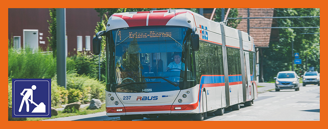 Doppelgelenktrolleybus der Verkehrsbetriebe Luzern in Fahrt auf der Linie 1 Richtung Kriens Obernau. Das Bild ist mit einem orangen Rahmen und einem Baustellensignet versehen.