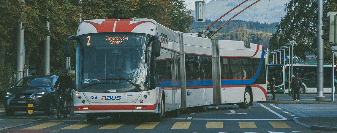 Doppelgelenktrolleybus der Verkehrsbetriebe Luzern am Bahnhof Luzern.