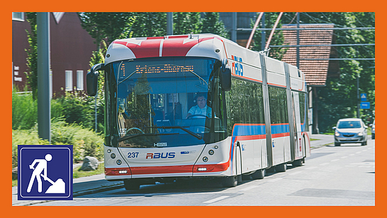 Doppelgelenktrolleybus der Verkehrsbetriebe Luzern in Fahrt auf der Linie 1 Richtung Kriens Obernau. Das Bild ist mit einem orangen Rahmen und einem Baustellensignet versehen.