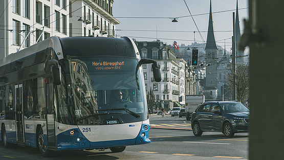 Batterietrolleybus der neusten Generation der VBL AG bei sonniger Morgenstimmung am Schwanenplatz auf der Linie 7.